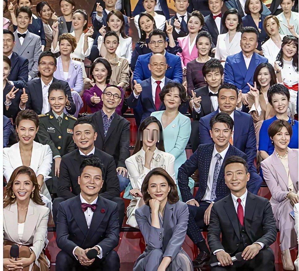 我发现央视主持人里小众姓氏特别多：鞠萍、撒贝宁、水均益、敬一丹、刚强、胥午梅、倪萍、康辉、龙洋、桑晨、海霞…… ​