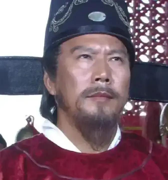 1380年，朱元璋下令处死丞相胡惟庸。胡惟庸被押到朱元璋面前时，对着他破口大骂：“朱和尚，你这是卸磨杀驴！我没有谋反！”朱元璋听完，直接拍案而起：“我不光要诛你三族，还要诛你的九族！”胡惟庸吓得当场晕了过去。
 
诏书下达时，蒋瓛正亲自核对刑部的处决名单。他手指划过“胡靖”两个字，顿了顿，低声问身旁