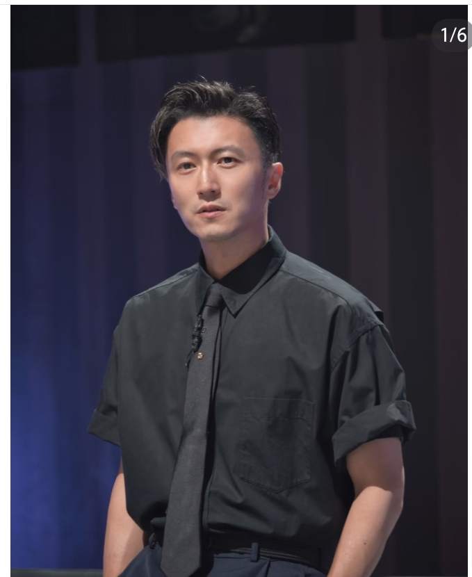 谢霆锋现身北京商务会谈，一改往日酷哥形象，商人气场直接拉满！
 
刚在曼谷对接正大集团业务，转眼就现身北京正大中心推进项目，来回奔波全身心扑在事业上。
 
现场一身剪裁考究的西装，发型打理得一丝不苟，身形清瘦挺拔。有意思的是正装之下没有穿皮鞋，反倒搭配一双休闲鞋。
 
和以往荧幕上冷峻叛逆的模样不同