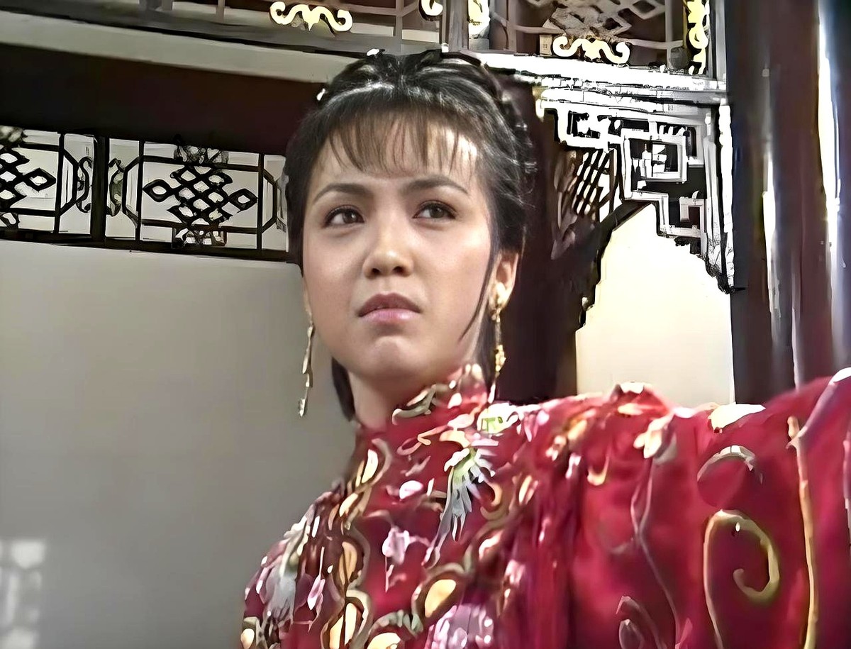 新妇素手裂红裳，濠州大婚宴上，新郎就这么被另一个女人当众抢走了。

邓萃雯演的周芷若确实是个大美人。眉目如画，明眸皓齿，娇俏可人的模样特别惹人怜惜。

结果却碰上这种事。

别说周芷若了，换作任何一个女人遇上这情况都受不了，也难怪她会生这么大的气。