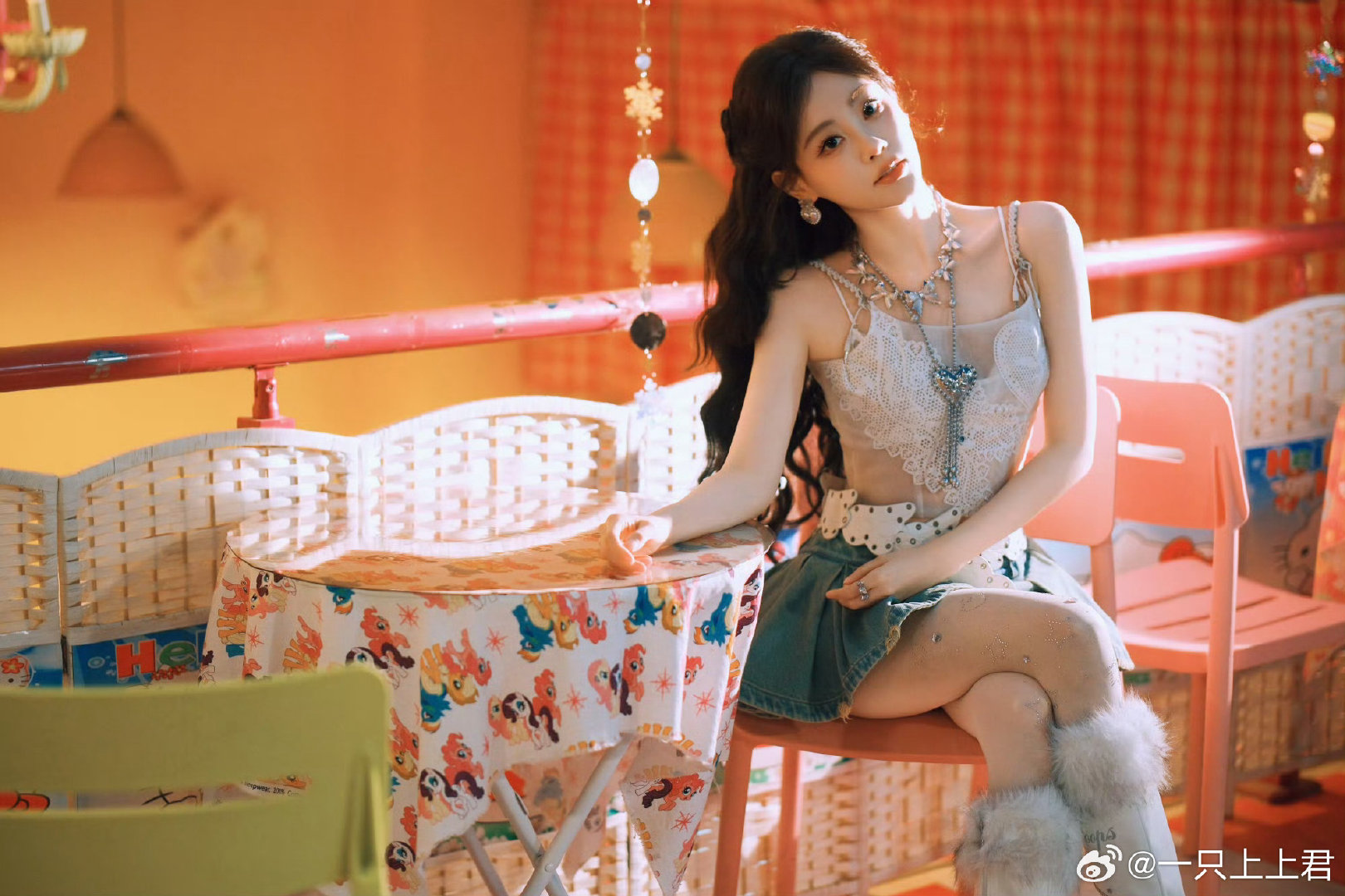 #祝绪丹千禧风写真##祝绪丹千禧洋娃娃# 捕捉一只千禧洋娃娃绪丹！笑容甜美治愈，眼神拉丝，这反差萌真的让人毫无抵抗力。 ​