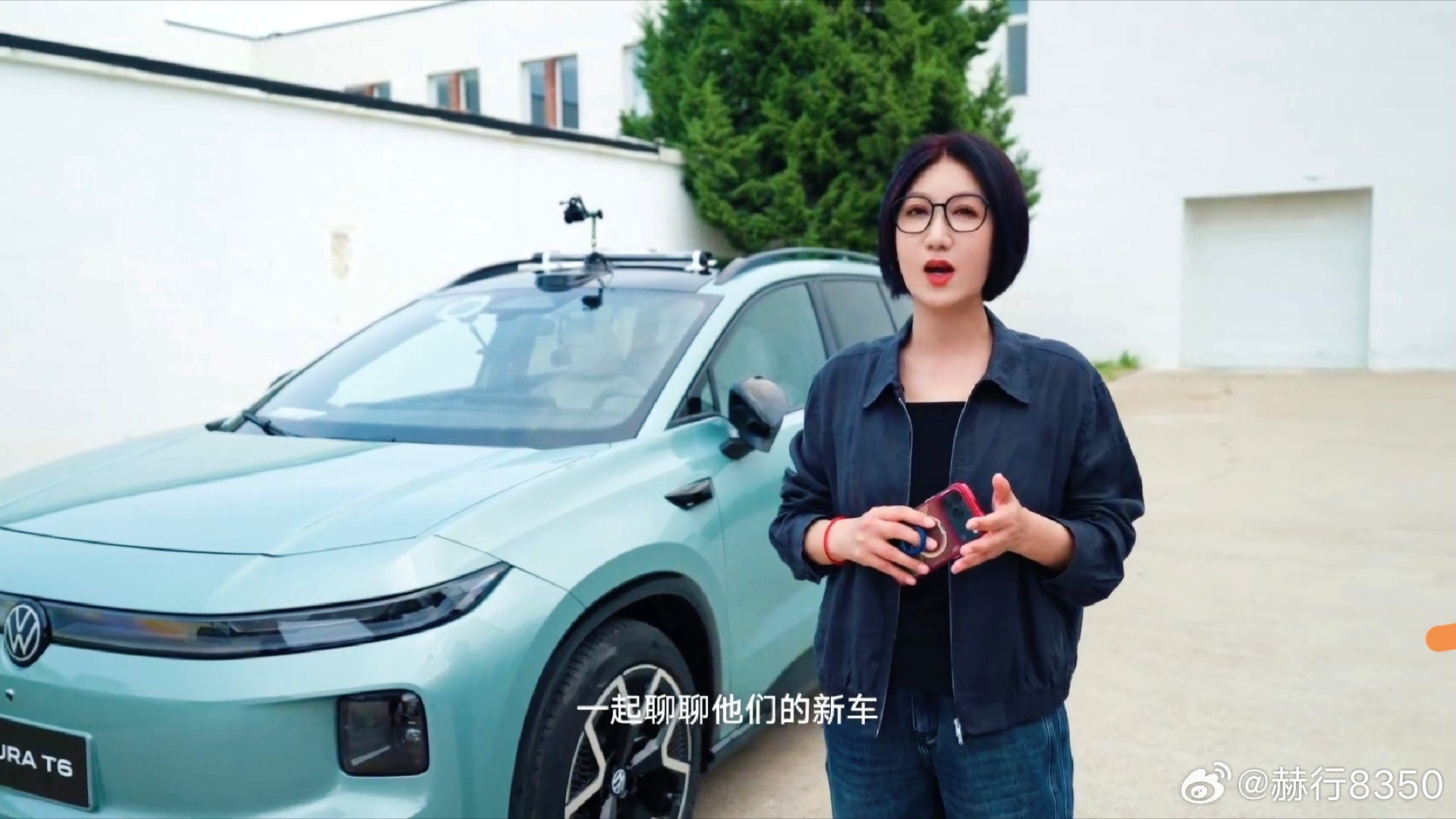 在汽车行业里，不少测评习惯堆砌参数、罗列专业术语，可普通消费者买车，更在意日常开起来好不好用。易立竞找来的这位代驾师傅，恰恰就是最懂普通用户的观察者。
 
从业三四年，每天要跑五六单，长年穿梭在城市道路，接触过百余种不同车型，豪车、超跑、家用轿车全都开过。没有专业的评测背景，却拥有 ​