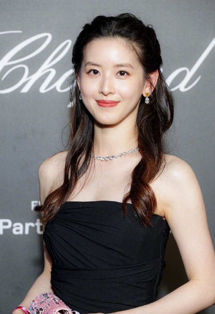 豪门太太章泽天穿了一套黑色裙子，章泽天长相甜美，身材苗条，有钱人的老婆颜值高[灵光一闪]