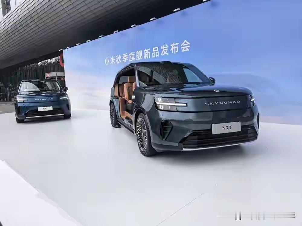 雷军开始崩老头！增程车都在大撤退，小米偏要扛旗杀进来！
2026上半年增程零售跌19.4%，6月批发暴跌25.2%，理想转纯电、问界换代疼，80多款车抢一个萎缩市场——雷军却高调喊出“增程大有可为”。
真相就三个字：崩老头。
不是真老头，是80/90后、有娃有房有房贷、不为零百加速心动，只为“全家高
