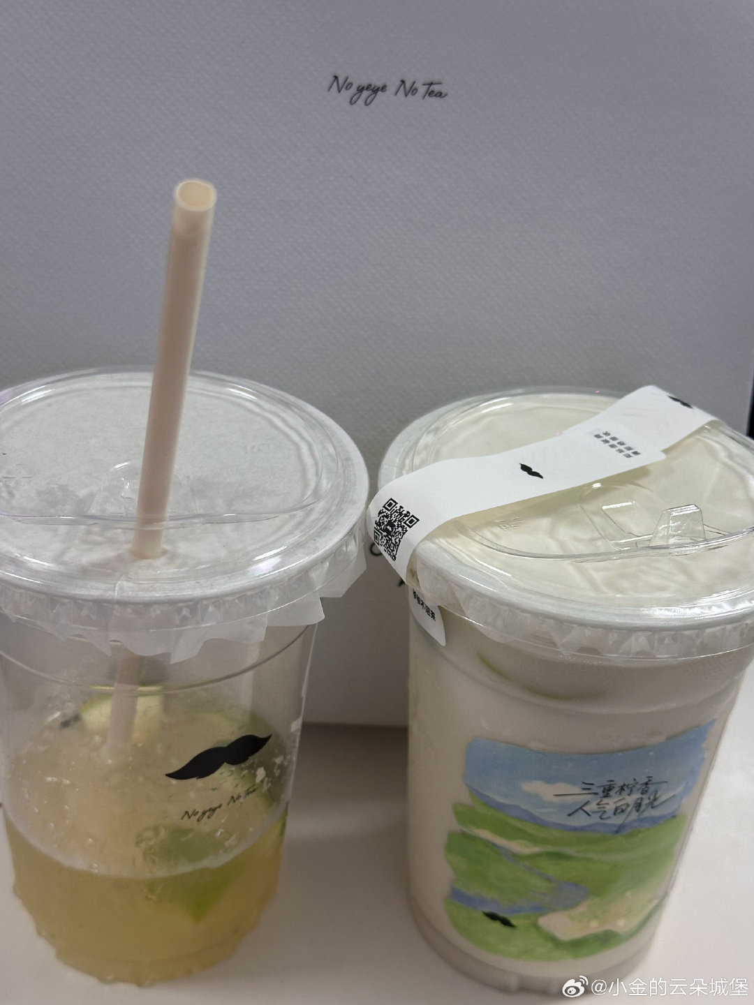 右边这杯兰香青柠好好喝我喜欢！看小红书上推荐点的这杯苹果鲜茶我觉得还好 挺清爽的但没感觉到特别好喝很惊艳 ​