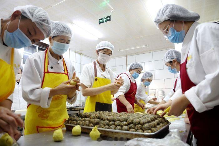 #张掖临泽土月饼香飘中秋#【临泽 “土月饼” 香飘中秋】中秋临近，临泽手工土月饼进入制作旺季✨揉面、包馅、压花、烘烤，十余道工序，掌心揉出麦香。石磨面粉、老窖面配方，小狮子、小兔子造型憨态十足。#同城热点创作计划##文旅中国行#
技艺千年相传，溯源汉代西征锅盔，从农家土灶走向标准化生产。 ​