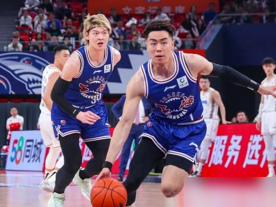 王哲林篮板都干到历史第三了，郭士强愣是没要他。
10月17日的集训名单，30岁以上的只剩赵继伟一个，周琦、郭艾伦、赵睿全被清退了。郭士强把话挑明了，就看近两个赛季的硬数据，状态优先。杨瀚森那帮小孩在世预赛顶住了黎巴嫩和卡塔尔的冲击，护框策应都拿得出手，教练组尝到甜头，铁了心换血。
王哲林也不是没