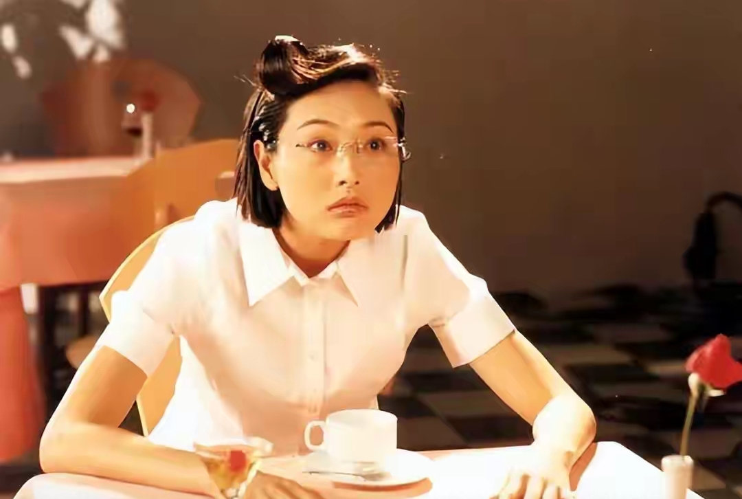 二十多年婚姻画句号，张延张锦程离婚：没有狗血，只有体面

8月26日，港媒一则消息让不少人心里咯噔一下——《粉红女郎》里那个英气十足的&34;男人婆&34;张延，和香港演员张锦程，这段维系了逾20年的婚姻早已结束。面对媒体求证，张锦程只回了一个字：&34;是！&34;干脆利落，不多解释一句。

回头看，两人的开头是真的甜。