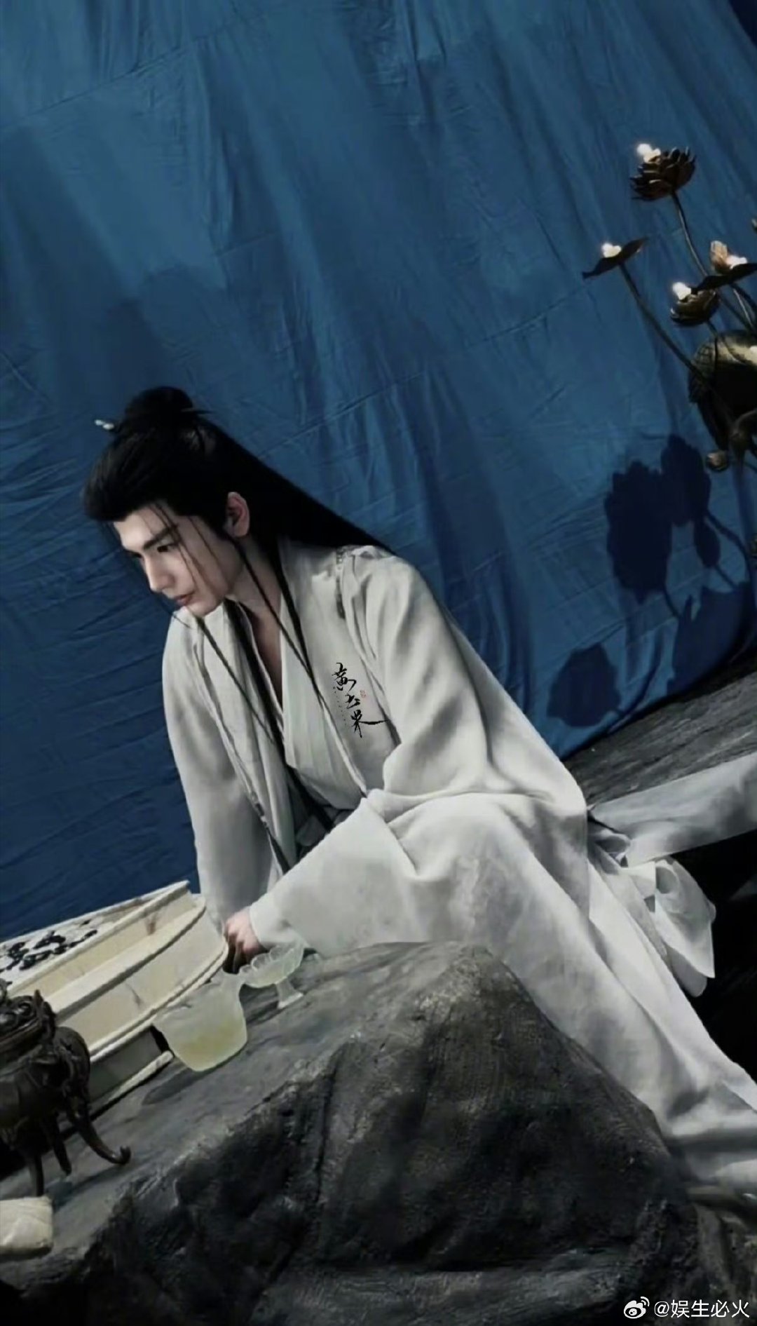 #仙风道骨张凌赫# 2026年8月24日，张凌赫客串总台原创自制剧《峨眉》的白衣路透刷屏，被全网盛赞“仙风道骨”，但让人意外的是他这次饰演的反派角色谢冲，恰好构成“仙气皮囊、反派内核”的戏剧反差！#张凌赫[超话]# ​