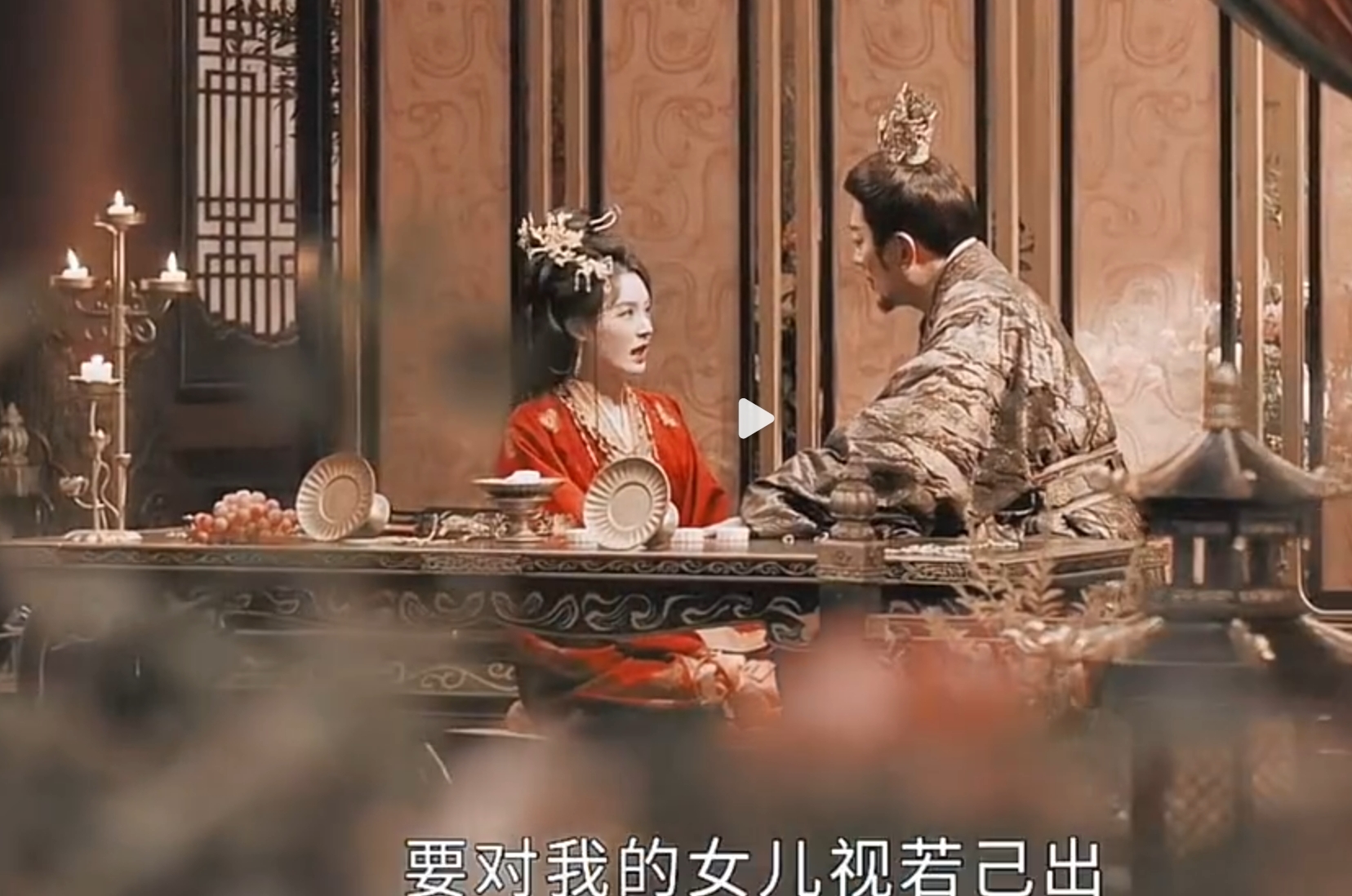 《嫁金钗》周芙和元嘉帝，根本不是强取豪夺！翻原著才懂是 &34;养成系&34;


看完《嫁金钗》原著才惊觉：周芙和元嘉帝这段，根本不是强取豪夺，而是藏了二十年的 &34;养成系&34;。
周芙是元嘉帝乳母李玉娘的女儿，三岁被接进宫里，当时才十一岁的七皇子就喜欢上这个小姑娘，天天陪她读书玩耍。八岁那年，她随母亲离宫。
后来