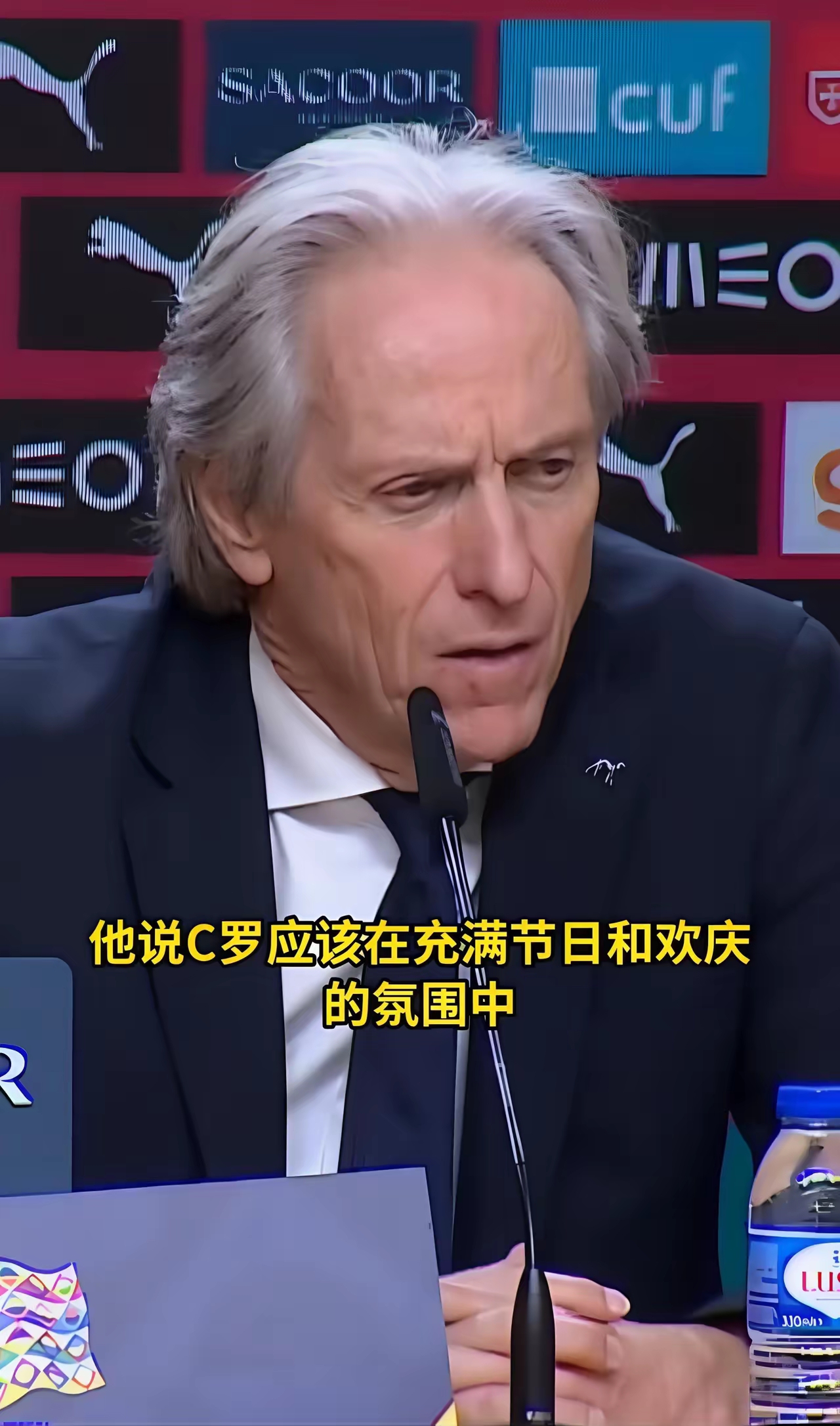 热苏斯公开说C罗之前的离队风波是误会，我看完报道第一反应是这剧情比联赛补时反转还离谱。
这次葡萄牙没带C罗打欧国联，居然4场全胜提前锁定八强，主帅赛后直接放话，只要C罗还在俱乐部踢球、想回来，下一次征召他就是候选人，门早就敞开了。
最有意思的是，热苏斯说他俩之前有过一年共事的好交情，到现在都没亲自和