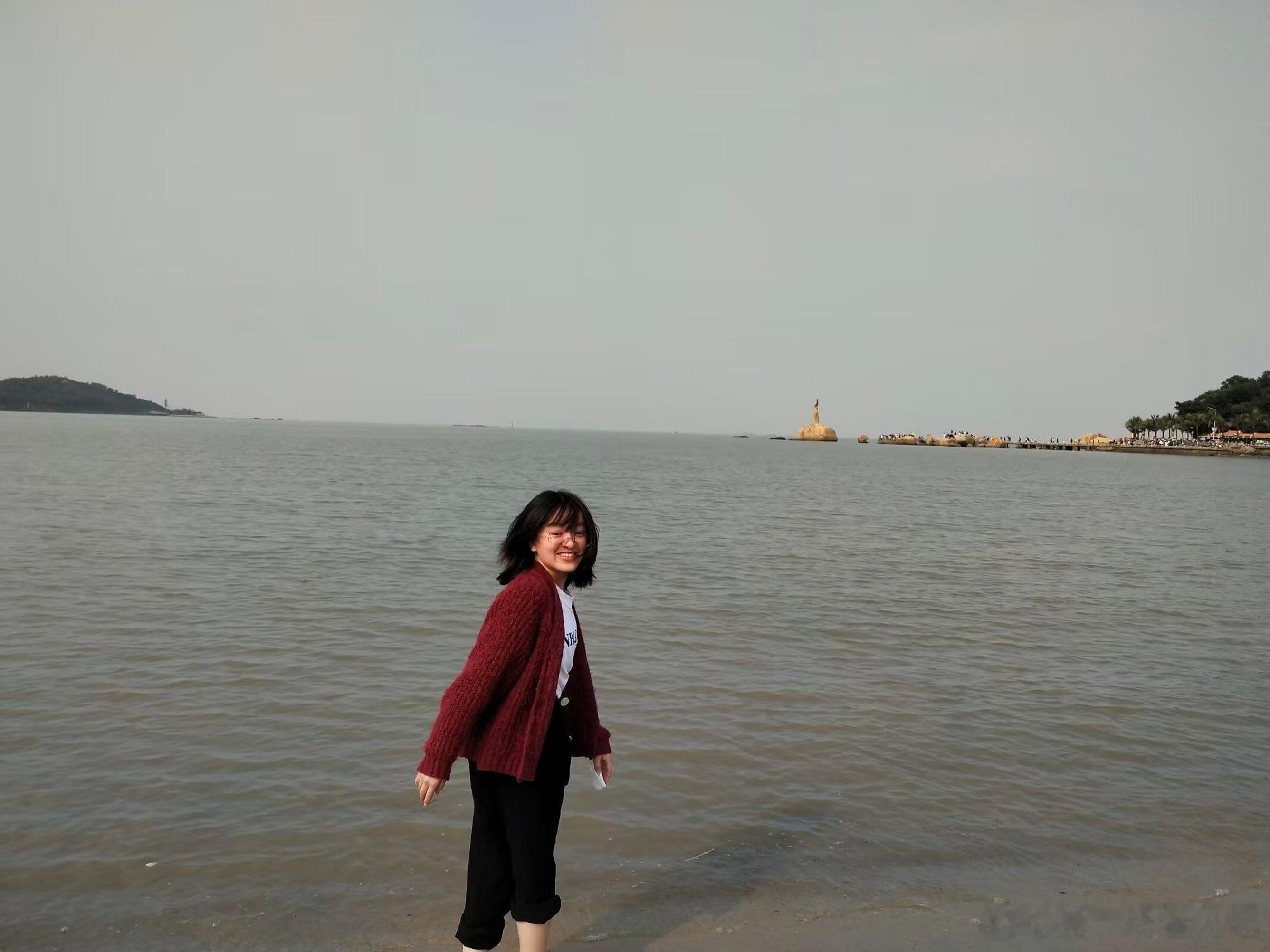 广州的夏天好漫长，太阳总是一览无余地照射，烘烤着来往的人群和车辆。从天...