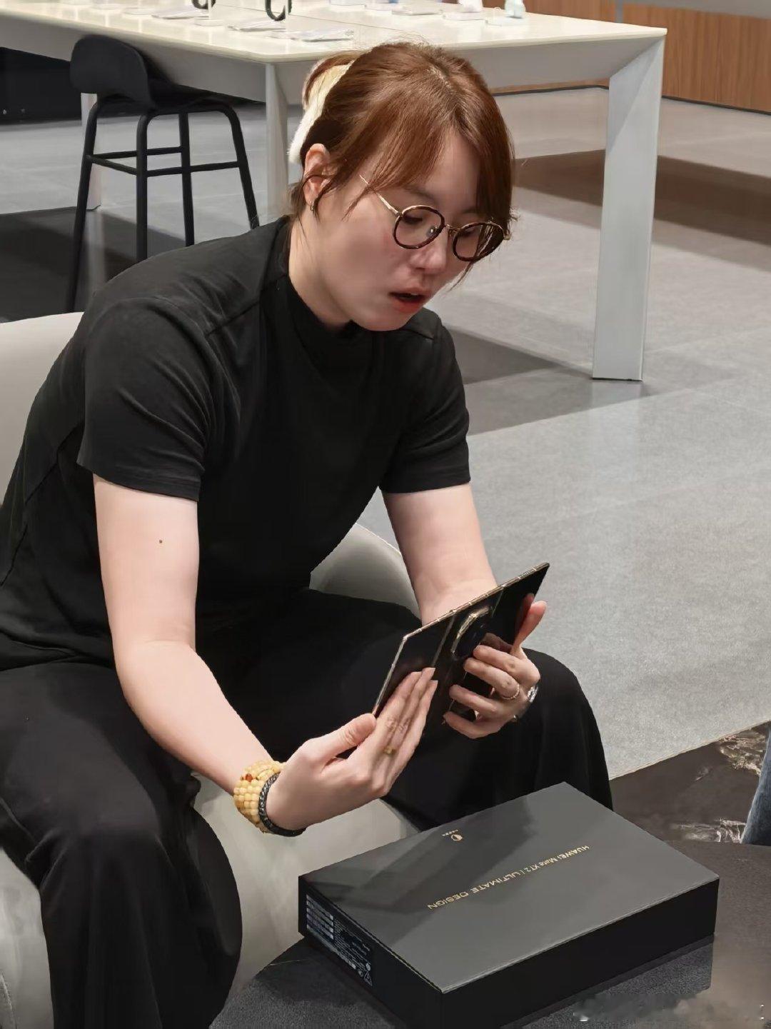 #杭州偶遇傅园慧买车#加长版问界M9盼了很久，这次终于有机会亲自上手试驾 ​