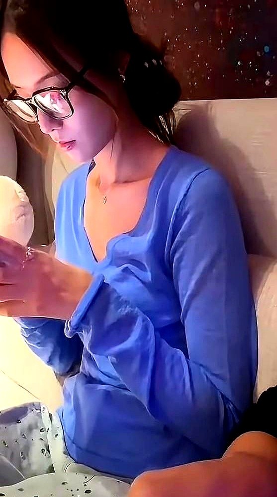 “你戴眼镜的样子，是我的最爱！”黄子韬对着镜头突然来了句表白。

徐艺洋直接乐了，打趣反问，戴上这眼镜难道不显得尖酸刻薄吗？吓得黄子韬连连摆手往回找补，赶紧解释不戴当然也美，但戴上就是直接戳中了他的“死穴”。

从高调求婚到去年底领证，这俩人结了婚根本没变平淡，天天黏糊得眼里全是对方。别人结婚是过日
