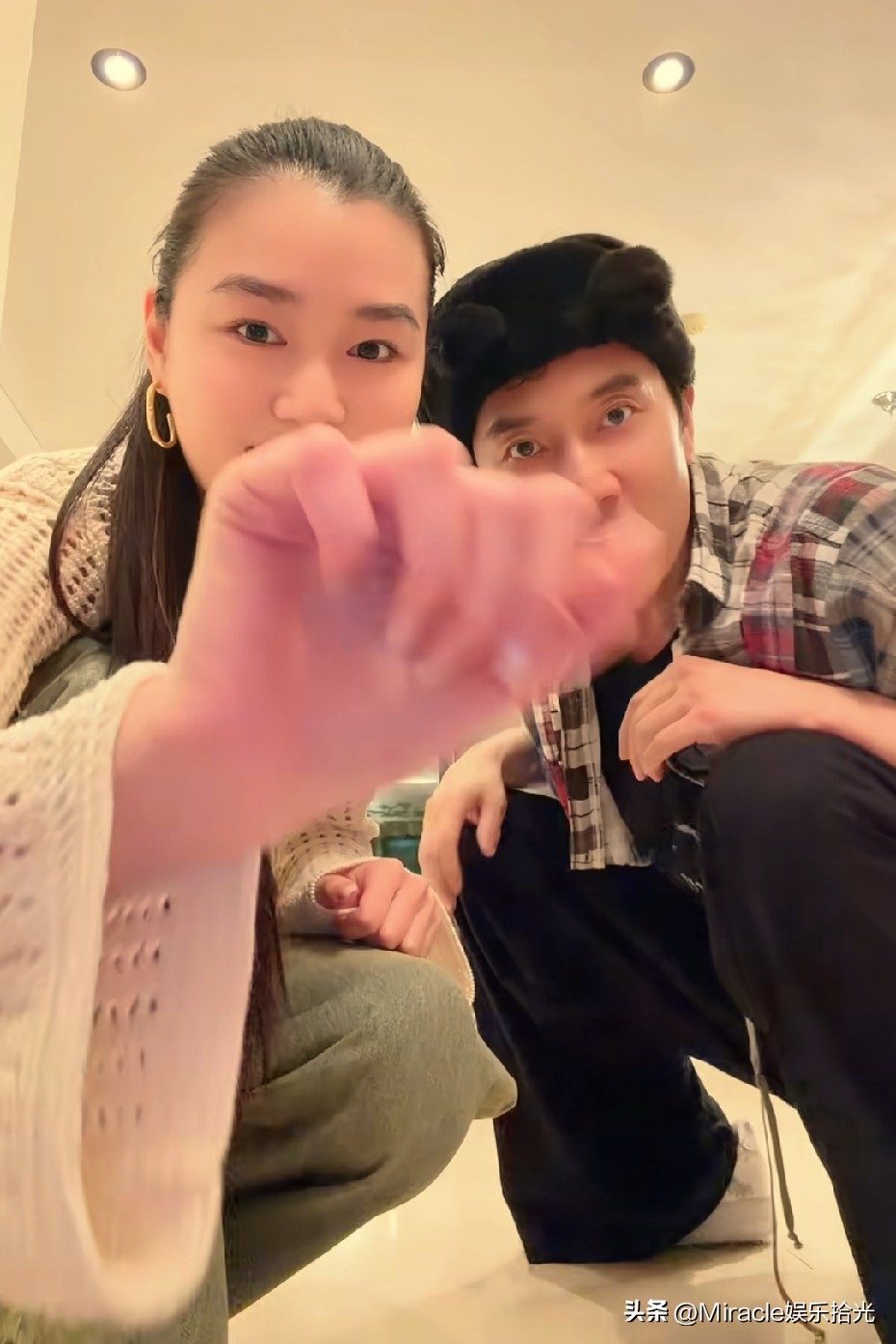 林依轮和儿媳陈瑜合拍舞蹈。56岁的林依轮活力爆棚，全程蹦得很开心，妥妥最年轻帅气的公公天花板啊，28岁的陈瑜倒是有点跟不上。

差了28岁，看着却像同龄人，谁能看出来这是公公和儿媳妇？你们觉得林依轮哥哥这个状态怎么样？