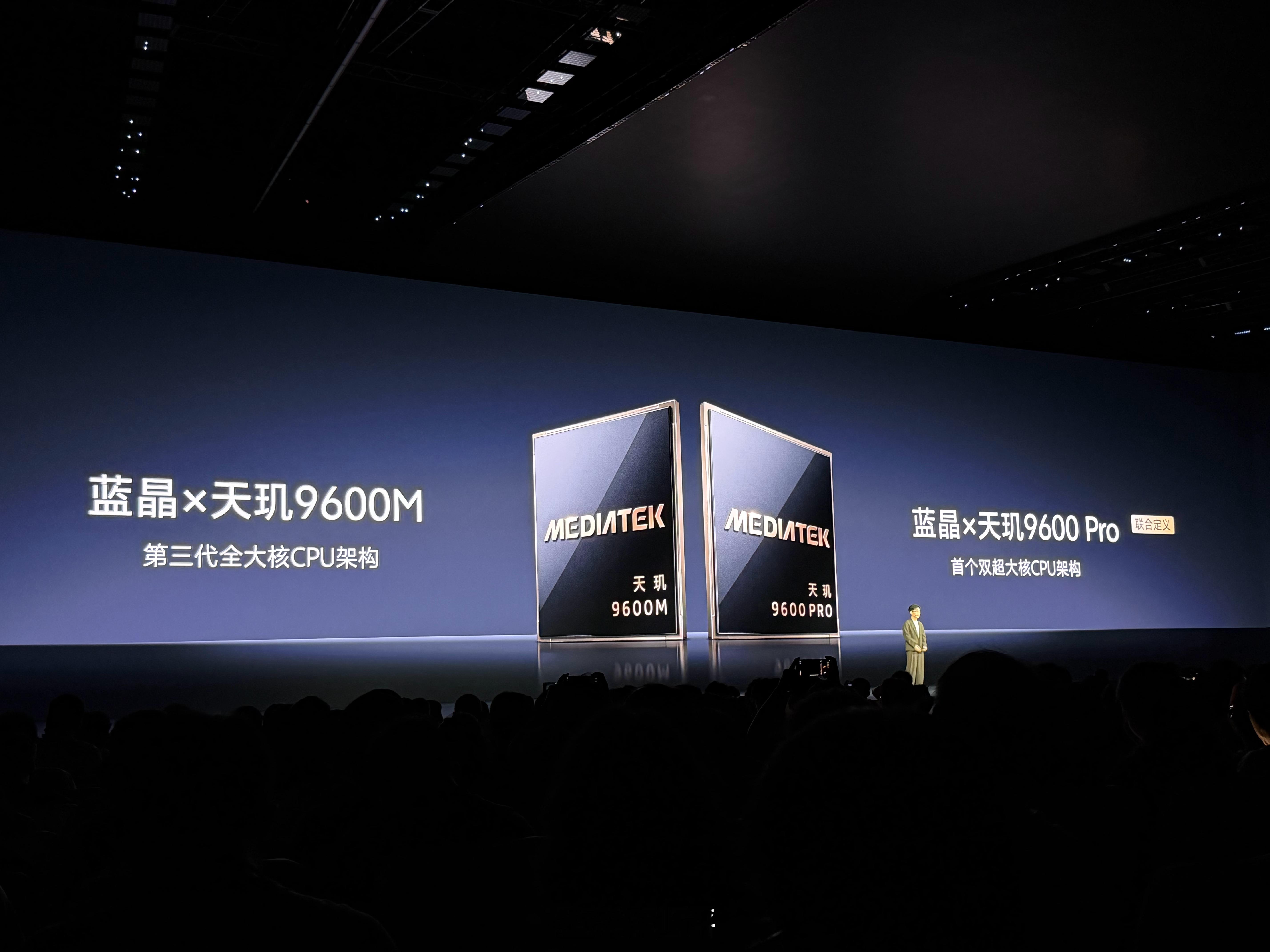 vivo X500标准版
6.59英寸1.5K+144Hz LTPS直屏
天玑9600M处理器
50Mp LYT828主摄
50Mp超广角
64Mp LYT610潜望长焦

vivo 随拍屏：3.92英寸屏幕，适配6大相机模式，10米内无线传输，全新拍摄硬件外设

vivo X500 Pro系列部分
全球首发搭载天玑9600 Pro处理器
首个双超大核CPU ​