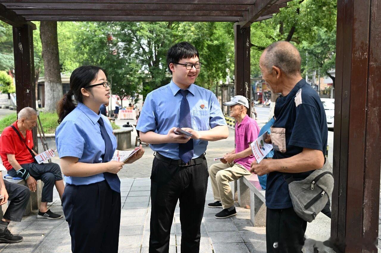 #鄂检新闻##普法宣传#【从“网下”打到“网上”，这些新型黑恶套路得认得】为帮群众提升对有组织犯罪、新型网络黑恶犯罪的识别防范能力，近日，保康县人民检察院组织干警走进辖区紫薇广场及周边，开展反有组织犯罪法专题普法，把法律知识送到群众身边。现场，干警发放折页手册、互动问答，解读法律要点 ​