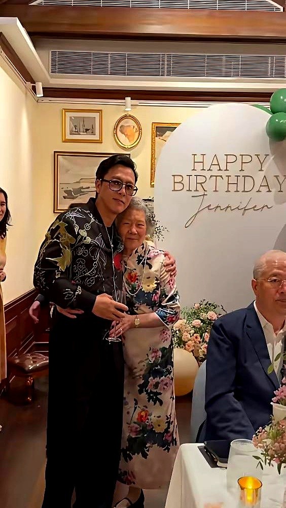 甄子丹给岳母办生日宴，全场的焦点却在69岁的老太太身上。

这场宴席办得热热闹闹，一家子四代同堂。作为女婿的甄子丹穿着打扮很时尚，气场十足。

不过大家全在看岳母徐莉君。69岁的人，那身材管理，确实让人佩服。

看来明星这一家子的好状态，真就是靠常年自律一点点堆出来的。