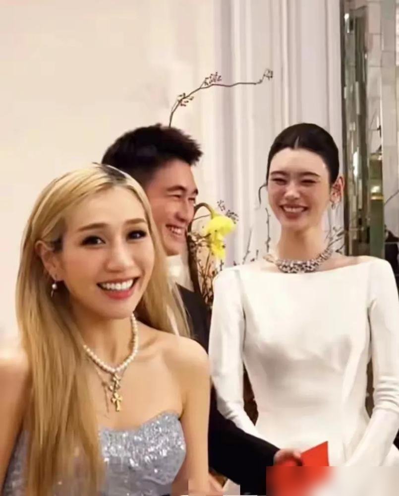何超盈当着一屋子人调侃奚梦瑶：要不是我，你俩根本成不了。何猷君在旁边笑，没反驳。
赌王走后，四房罕见同框。何超欣晒的全家福里，奚梦瑶站C位，脖子上叠了22只金镯子，网传估值小300万。梁安琪把古董珍珠链摘下来给她戴上，粤语普通话各谢了一遍，等于当众盖章。
何超盈确实是牵线的。综艺里何猷君自己说，