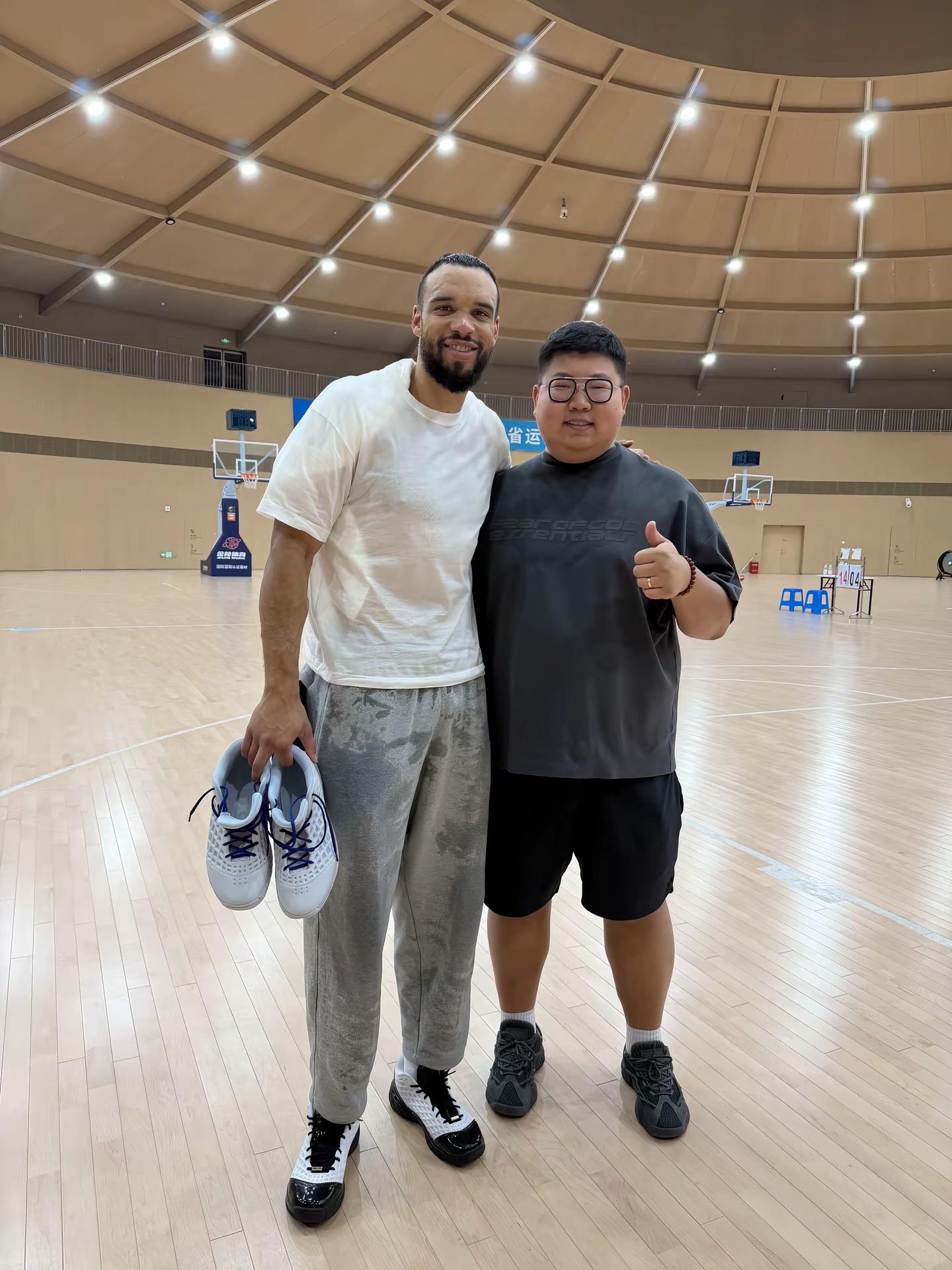 “摄手虎把压力给到狄龙”篮球🏀 篮球摄手虎 球星直播季 带你登场球星中国行