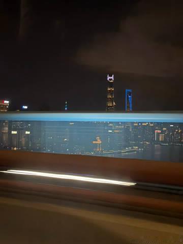 每次驱车夜间经过南浦大桥时，脑海里就想起《群星》的主题音乐。最终，只有...
