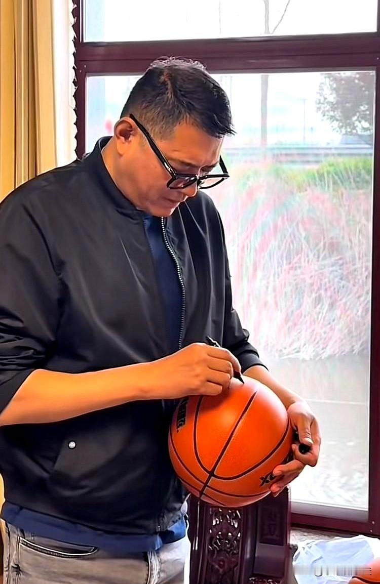 当中国篮球名人堂刚开闸时，风头却没落在姚王刘胡、蒋宫匡王身上，台上台下...