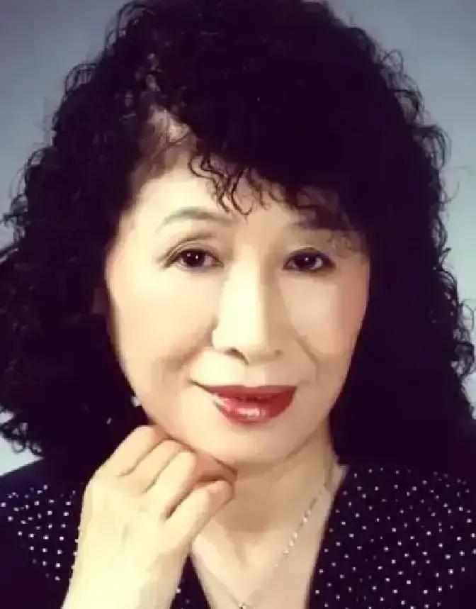 1986年，开国上将叶飞的女儿叶之枫，身为国家经委进出口局技贸结合处副处长，却勾结他人泄露国家机密、收受贿赂，被判17年，同案犯张常胜被判死刑，这起案件当年轰动全国。
她没去接那杯水。管教干部把搪瓷缸放在桌角，热气袅袅升起。会见室的门再次关上，只剩下她一个人，和桌上那份《入监人员登记表》。表格的“家