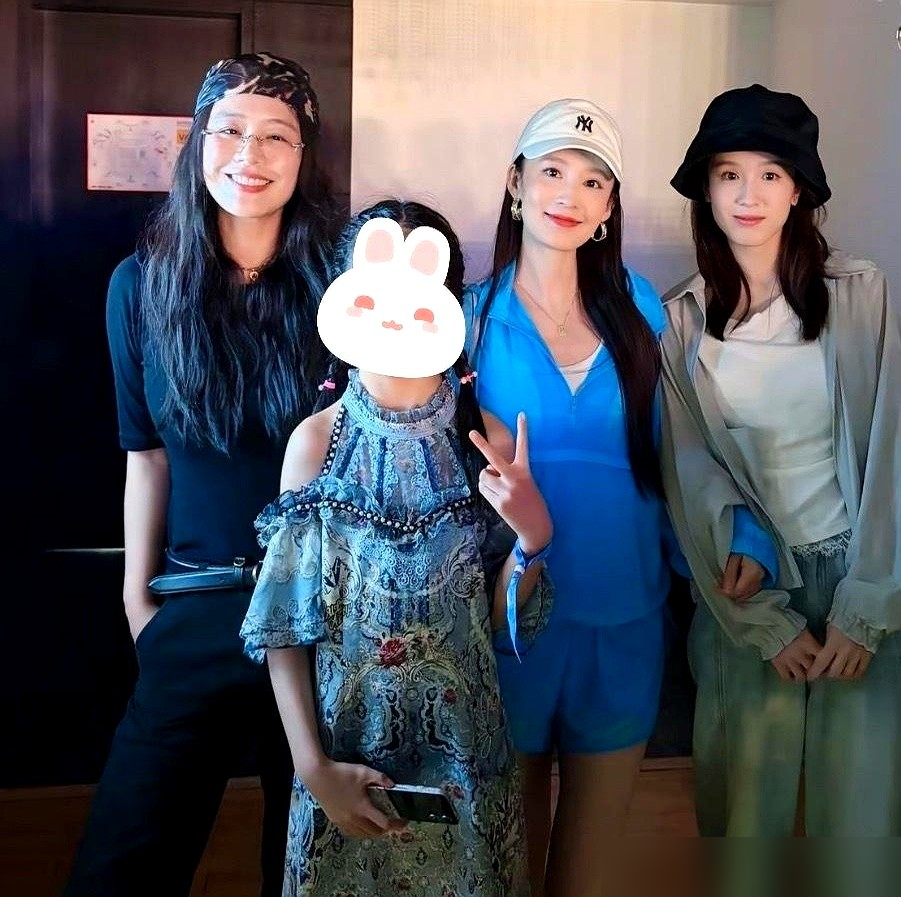 那英演唱会散场，李沁龚俊在围栏边有说有笑，张雅琪一个人缩在后面，手都不知道往哪放。
全程没抬头，没搭话，连眼神都在躲。
有人拍到她攥着栏杆，指节发白。
一年前《中餐厅》里，她可是抢着干活、满场飞的人。AI做菜单、把流水当纯利报、上错菜先甩锅，被骂上热搜后，节目组直接把她从十季主海报上除名。