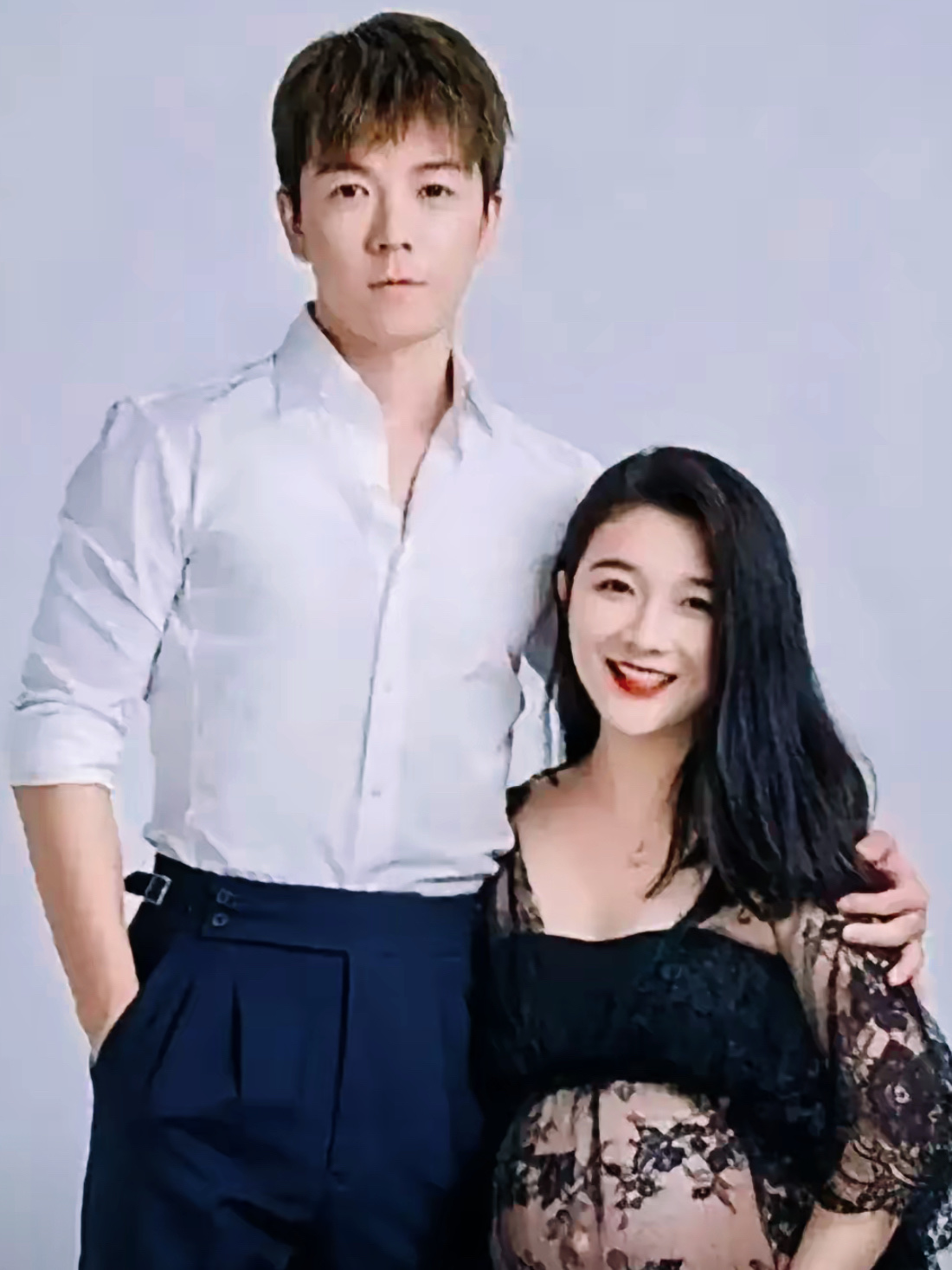 网传2017年，吴雅婷怀着二胎的时候，王栎鑫就跟她坦言，觉得两个人并不合适，还劝她生完宝宝之后，去找自己真心喜欢的那个人。
听到这番话吴雅婷当场愣住，可王栎鑫神情十分认真，表示自己并不是在说笑。

两个人就此有了一段令人唏嘘的对话。
王栎鑫说，这件事他心里斟酌了半年，两个人虽然都尽到了责任，但是已经