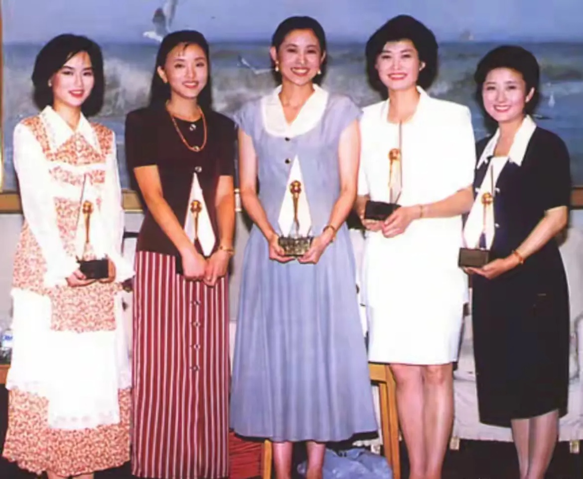 1994年，鞠萍、杨澜、倪萍、敬一丹、高丽萍获得首届金话筒奖时的珍贵合影，当时正值当打之年，被称为央视“五朵金花”，如今其中一朵已经凋零。