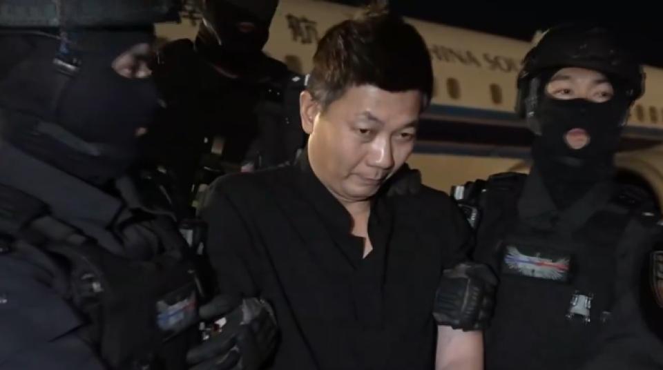 刘忍被押解回国的画面今天曝光，我看完只有一个感受：这张脸，早该出现在这个镜头里。据媒体报道，他是陈志特大跨境电诈犯罪集团的重要骨干，顶着柬埔寨安徽商会会长的光鲜头衔，背地里干的却是电诈园区的勾当，2026年6月从金边被公安部工作组押解回国，如今已被依法采取强制措施，案件还在侦办。更让 ​
