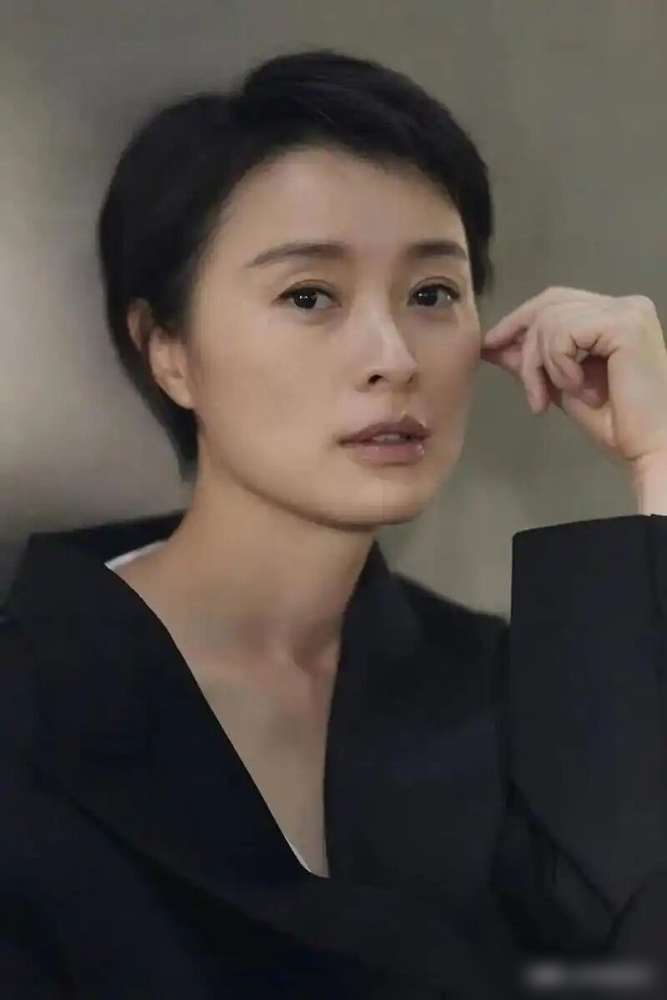 吴越新剧第一集就下线，反而把全剧演技天花板焊死了。
《交锋》刚开播3天，首播15分钟收视破2%，首集峰值冲到2.33%，大半观众都是被她这段戏攥住没换台。
满打满算就1集戏份，没几句台词，光靠眼神、逃亡时微颤的肩膀，把潜伏20年的特工暴露后的慌、稳、绝三层情绪捏得丝毫不差。
现在还有不少观众在