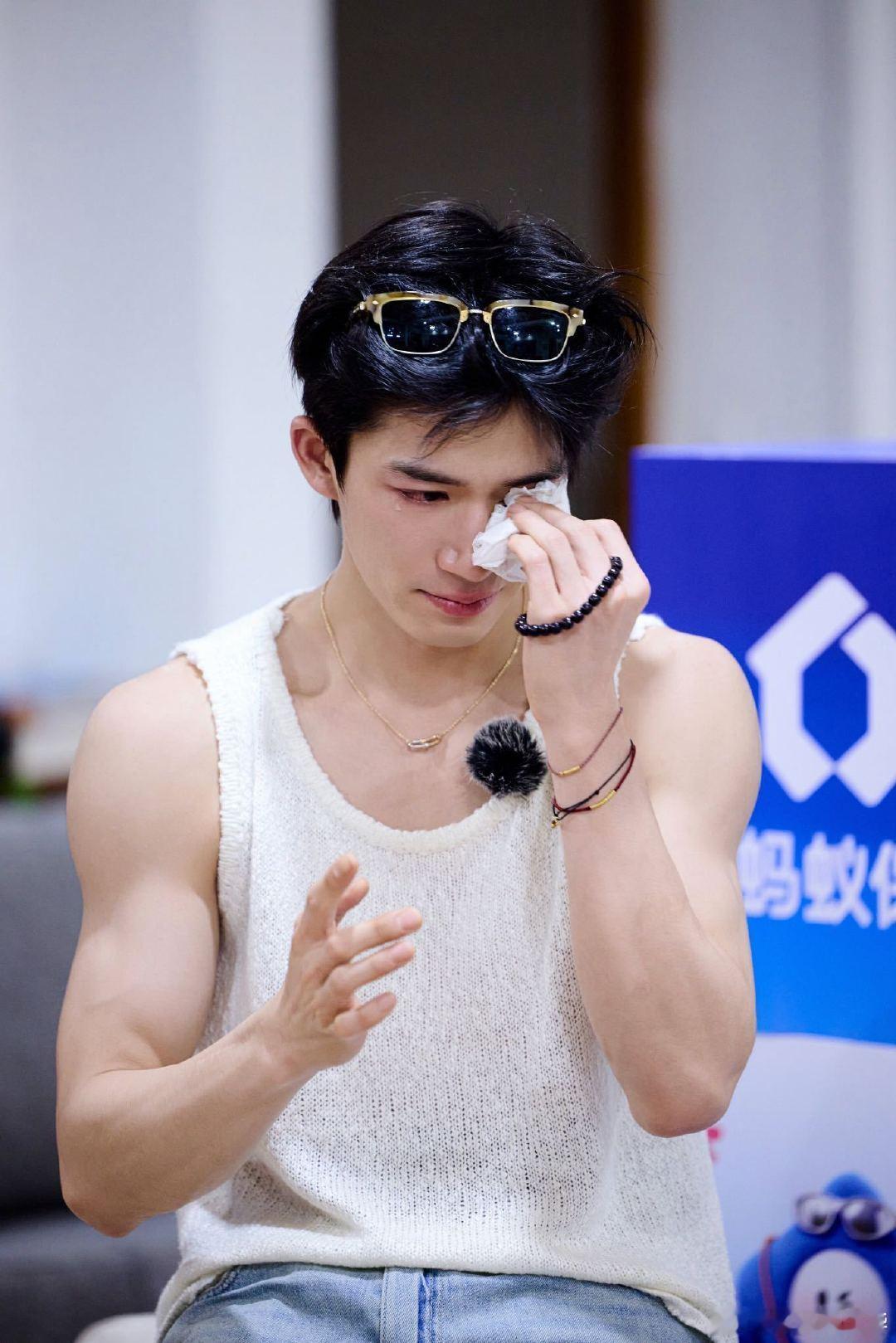 #王星越录花少哭了# 看王星越拿着华为Pura 90一路给花少团拍照片，那些旅途画面抓得特别有感觉，小孩哥审美在线，导游工作也做得滴水不漏。#花少同款旅拍神器# ​
