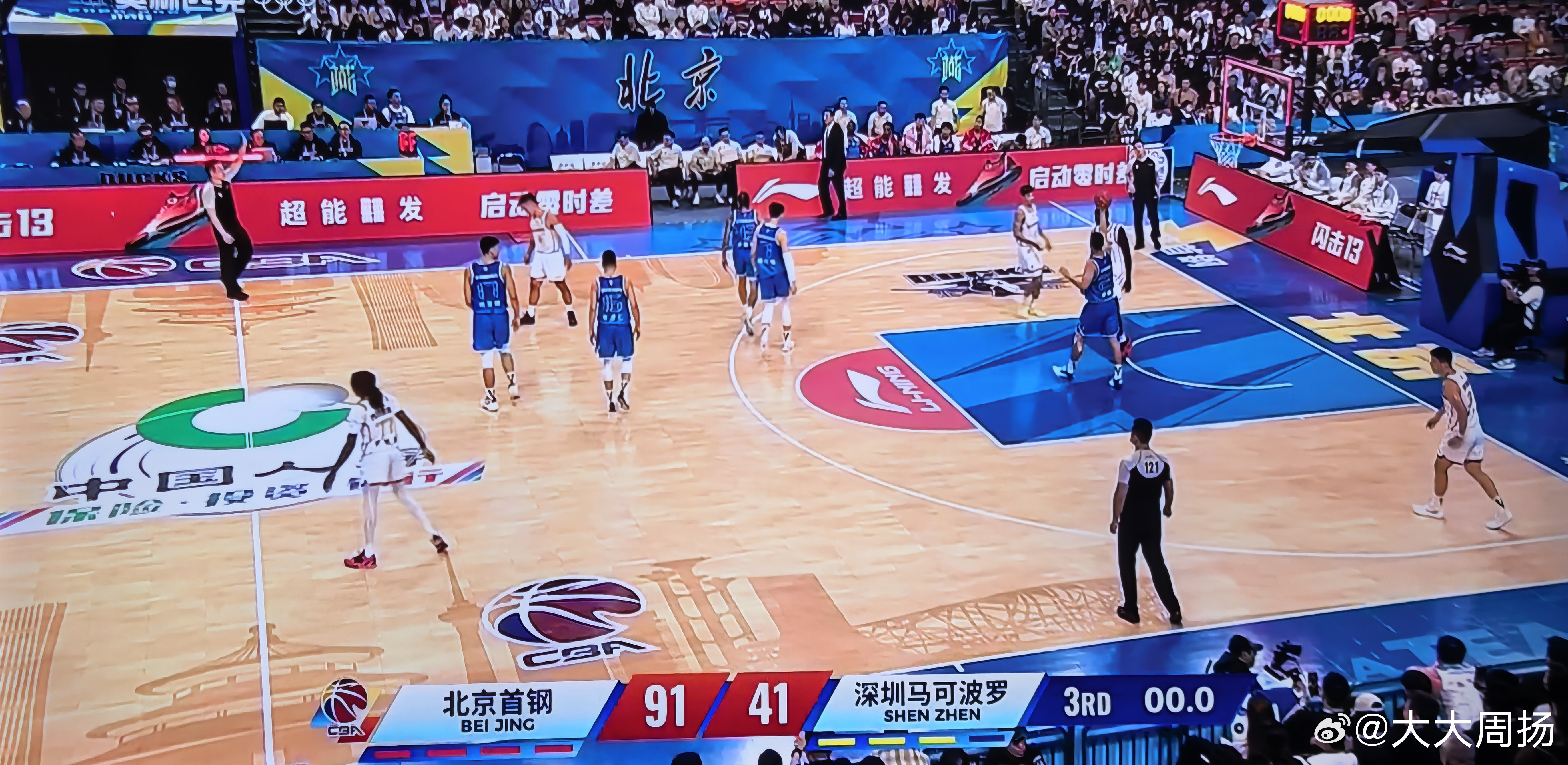 本以为会势均力敌，没想到却是北京的单方面屠杀。深圳队，你被谁抛弃？
今晚结束的2026/2027CBA常规赛第三轮北京首钢主场迎战深圳猎豹的比赛，本以为会势均力敌，没想到却变成了北京的单方面屠杀——首节32：18，领先14分；半场结束62：29，领先33分；第三节结束91：41，领先50分，全场结束120：62，北 ​