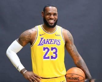 《詹姆斯宣布离开湖人队》据美国媒体6月30日报道，NBA球星勒布朗·詹...