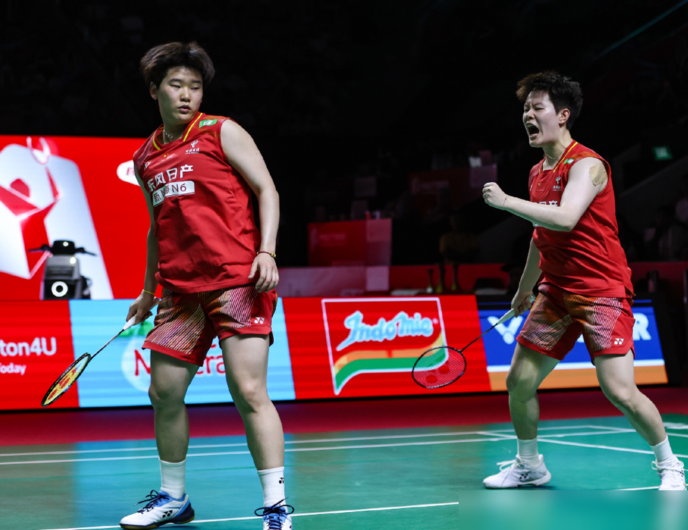 2-0领先，印尼连扳三盘，石宇奇赢了个寂寞。
石宇奇2-0拿下乔纳坦，梁王组合鏖战71分钟也赢了，中国队手握三个冠军点。
然后李诗沣输了，何济霆/刘毅崩了，轮到翁泓阳，第一局20-16拿着四个局点，硬是被印尼19岁小孩翻盘，21-23，第二局直接没了心气。
2-3，印尼时隔28年再拿亚运男团金