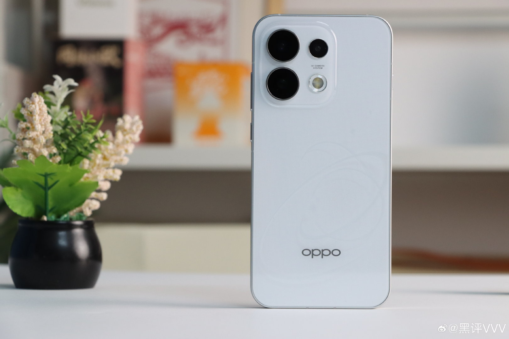 OPPO Reno16上手体验很均衡，
6.32英寸小直屏单手握持舒适
191g轻薄机身久握不累

2亿像素主摄+3.5倍潜望长焦出片质感出色，AI实况功能随手就能生成可直接分享的创意作品。6700mAh大电池续航扎实，天玑8550 SUPER应对日常和主流手游流畅度足够，是三千档很懂拍照用户的实用机型。 ​