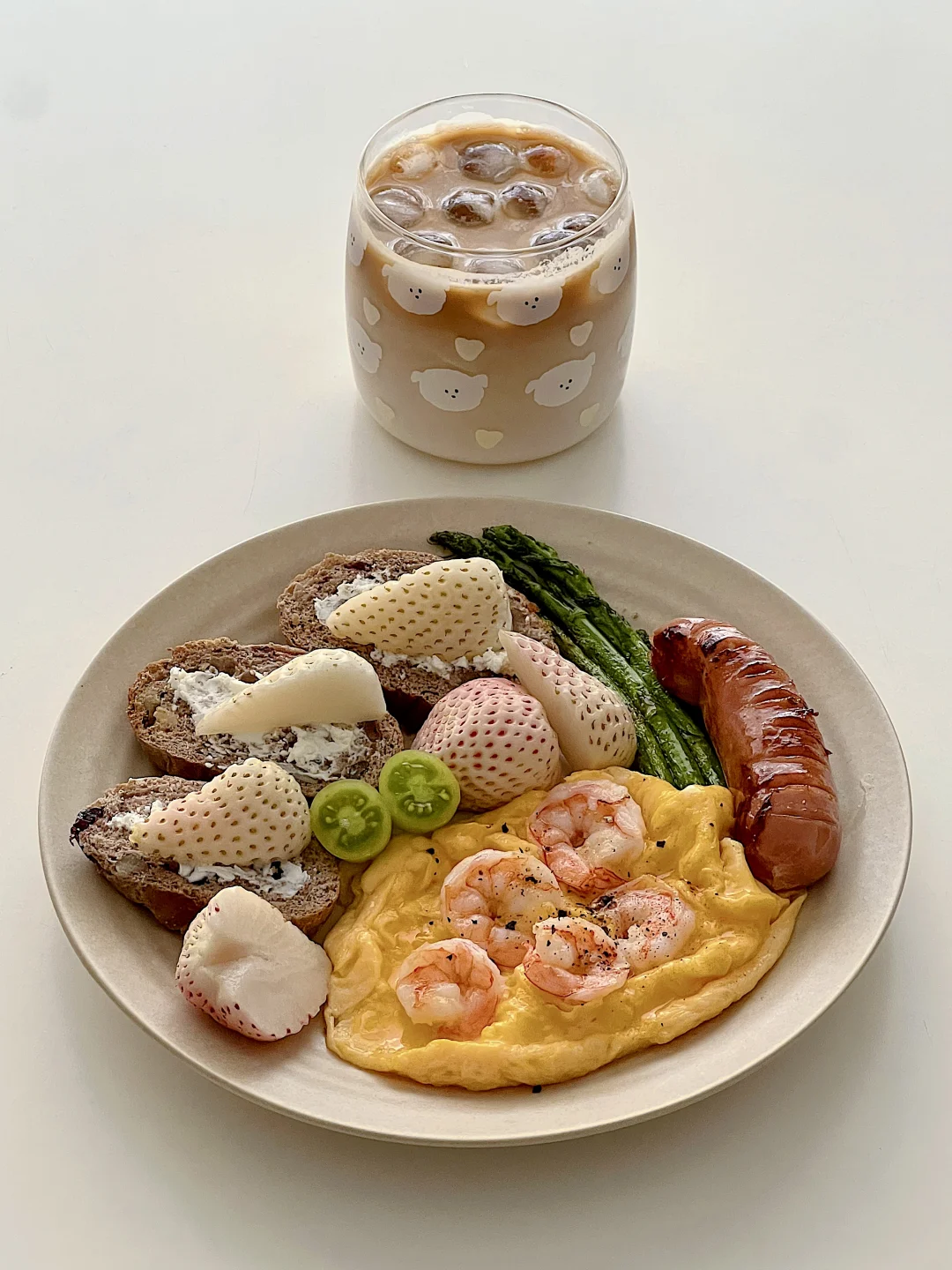 早餐🍴|全麦核桃欧包虾仁滑蛋拼盘☕️