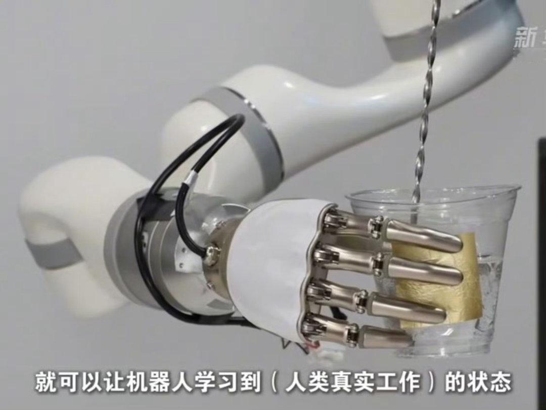#外滩大会看机器人如何学会干活##洞察新职业背后的新机遇#逛完2026外滩大会最大感受：具身智能终于走出PPT，机器人不再只是展台上跳舞表演的展品，是真的学会干活了🤖

从前AI只存在手机屏幕里，现在长出了能触碰现实世界的手脚。现场看到机器人在药房窄通道分拣药品、吧台制作咖啡、洗衣房叠放衣物 ​