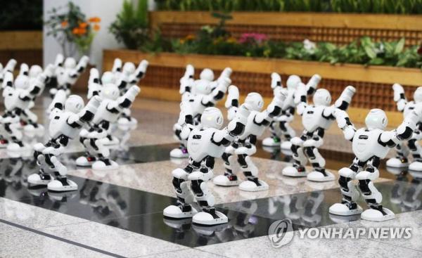 科技帶來視覺盛宴! 韓地方政府大樓上演機器人舞蹈-圖2