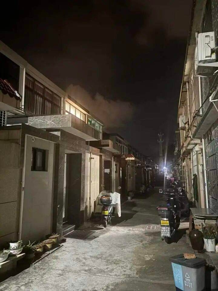 浙江60岁渔民落水失踪11天，家人已办完后事，本人竟奇迹生还回家，当地村民：面色不错，就是晒黑了

9月3日，舟山螺门一名60岁的渔民老张在拖虾船上不慎落水后失踪。没想到11天后，9月13日，这位张姓渔民奇迹般生还，又回到了家里。
据了解，当天附近海域受到台风外围影响，拖虾船提前回港。本来该渔民 ​