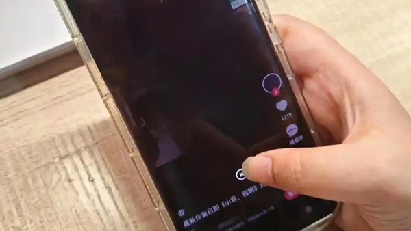 看广告1年赚136元还提不出来：我们正在被APP按“分钟”出租自己的时间

你有没有算过，自己刷短视频、看广告的时间，到底被平台卖了多少钱？武汉的李先生帮所有人算了一笔明账：他在“袋鼠点点”APP里，扎扎实实看了一整年视频和广告，最后账户里攒出136.37元收益，结果连一分钱都没能提出来。

换算下