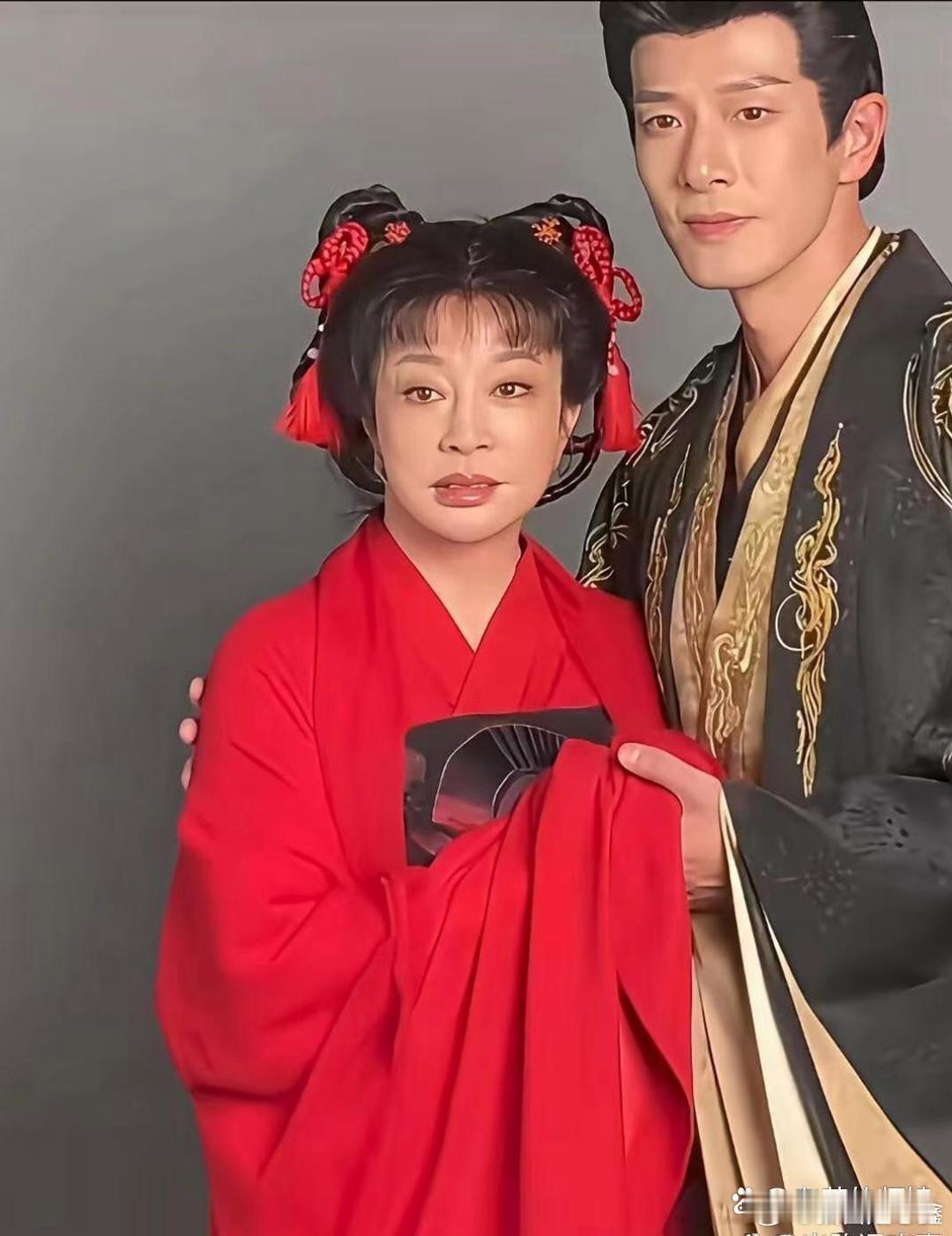 刘晓庆短剧出演18岁少女，开播之后满屏都是违和感的吐槽。
有网友放出线下生图，她和男主整整相差30岁。盛装打扮之后，如果不知道真实年龄，画面看着倒没有那么大的年龄鸿沟，也难怪刘晓庆本人十分自信。
已经75岁，精心打理过后，状态确实远超普通人。合乎情理、合规合法，样样都挑不出毛病，唯独就是 ​