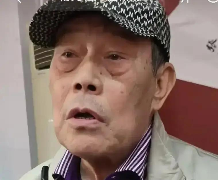 最近天津相声界的杨议一直在网上骂郭德纲，发了三十多条视频，郭德纲那边一声没吭。
倒是他哥杨威什么都没做，反而被连累取消了六场演出，直接损失了十二万。
这件事里最触动我的是杨威后来的选择。
演出没了之后，他没有跟着去网上骂，而是去了德云社的舞台。
他就站在那个台上，当着台下那么多观众，说郭德纲水平确实