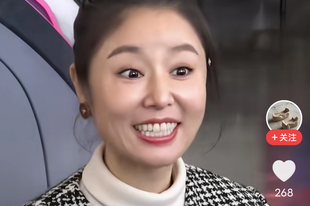 林心如现身活动状态灵动可爱，轻微浮肿尽显真实松弛感
近期，林心如亮相线下品牌活动，一袭精致造型温柔大方，状态在线的她氛围感拉满。镜头下的她丝毫没有年过半百的疲态，全程神态灵动鲜活，举手投足间尽显活泼元气，亲和力十足，轻松拿捏温柔甜美的氛围感。
活动现场的林心如情绪饱满，面对镜头笑意盈盈，眼神灵动温柔