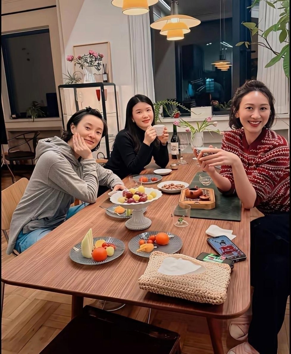 看吴越私下的聚会照，才发现她的小日子过得也太悠闲自在了。 ​