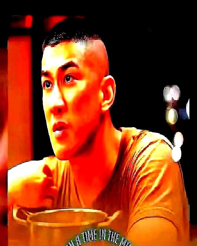 砸了4个亿在青岛造中东废墟，沈腾在片场直接吓到腿软。

文牧野为拍《欢迎来龙餐馆》，圈地10万平米硬拔起一座城。墙面烧出裂纹，街道宽到坦克能直接开过。

后厨灶台全接通真火，沈腾站进去颠勺全来真的。那棵16.5米的树，是工人拿钢模一片片叶子敲了半年。

没有绿幕。沈腾在炮火里护着孤儿，死死憋着不抖包