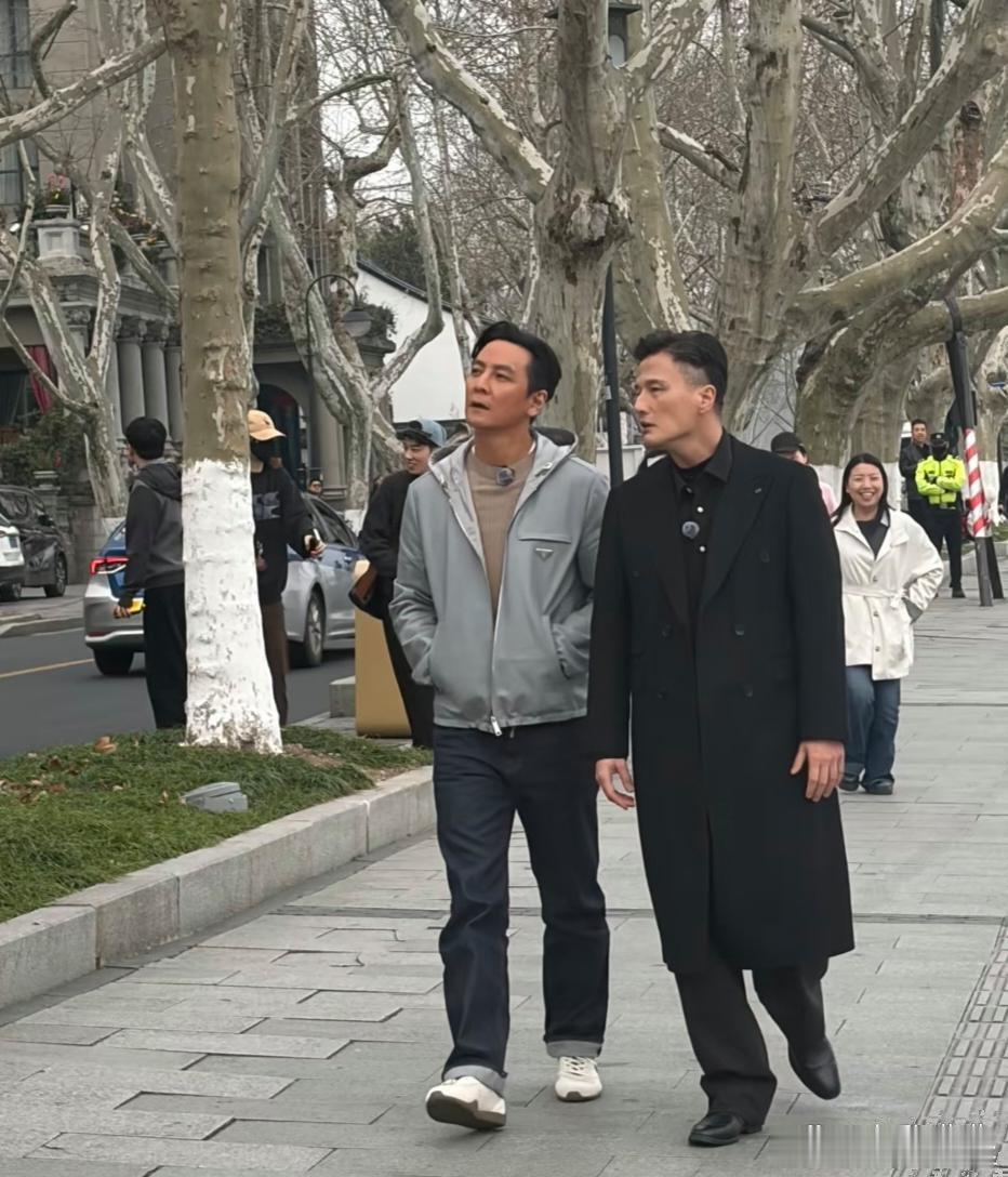 52岁 吴彦祖和51岁 尹子维在杭州西湖散步被偶遇，两个人的状态都好年轻，对比之下，还是吴彦祖的颜值更突出。但吴彦祖的皮肤看起来有点差，没有尹子维保养得好啊！ ​