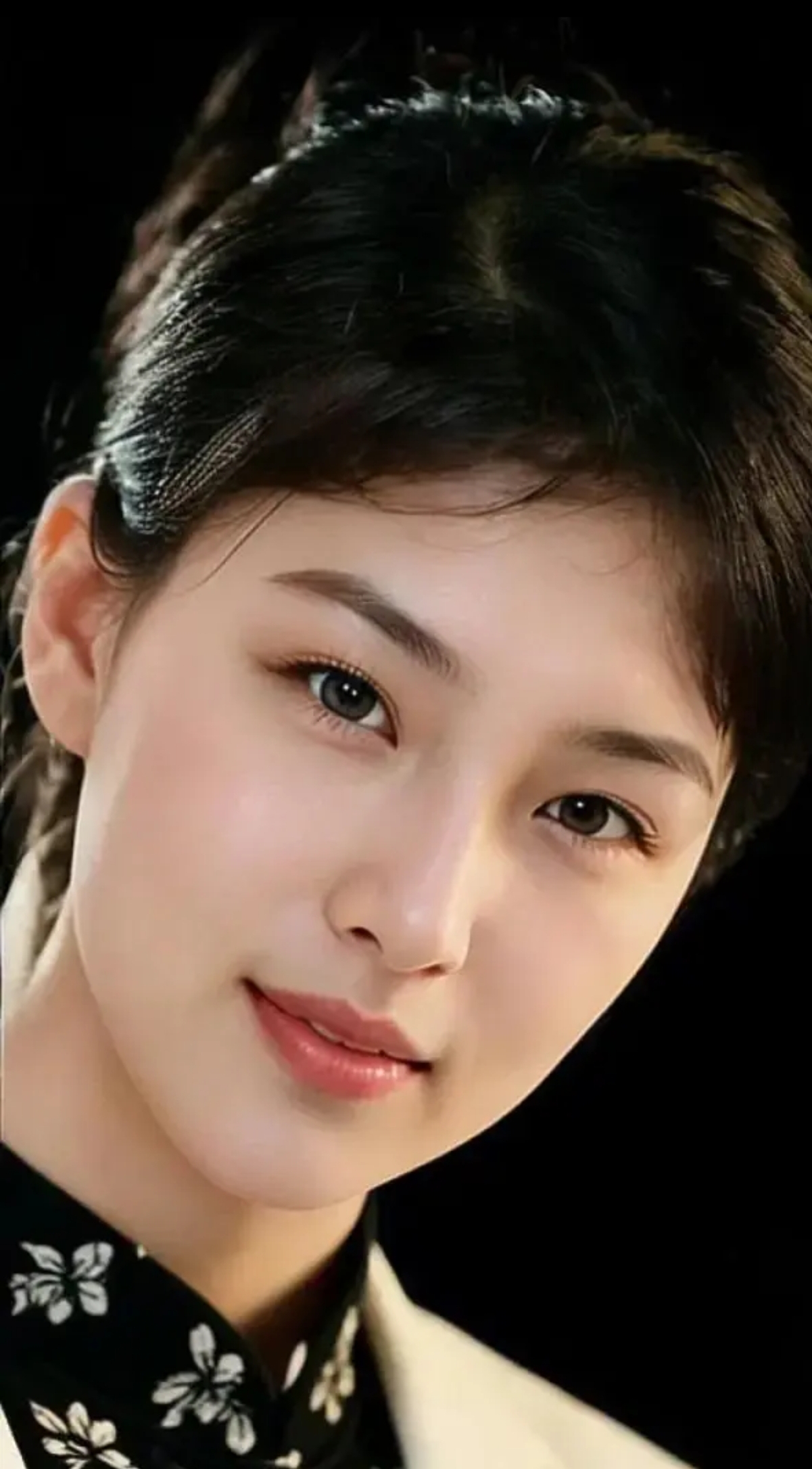 温柔甜美的少女，黑发如瀑，笑容动人，宛如冬日暖阳。