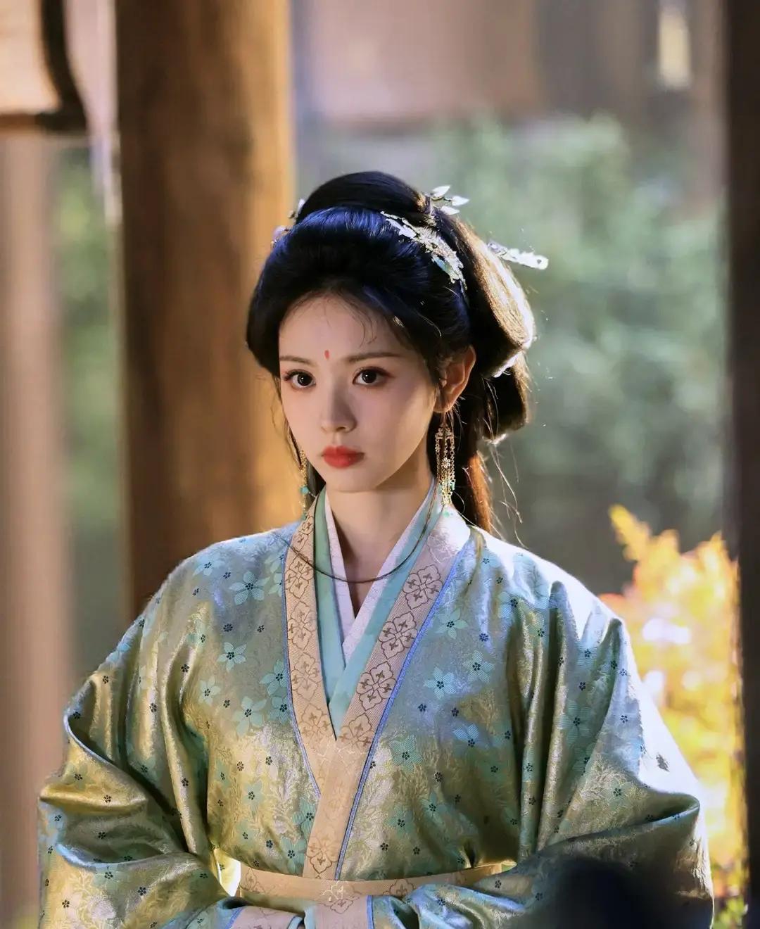 孟
子义和李昀锐这回在《尚公主》里的二搭，真是一言
难尽。
本来不少粉丝冲着两人之前的默契，对这部剧抱了挺大期待，结果正
片一出来，简直让人怀疑人生。
剧情平淡得像白开水，完全撑不起宣传阵
仗，甚至衬托得之前被吐槽“注水”的《嫁金钗》都成了良心剧。
到底是
钱全花在铺天盖地的宣发上了